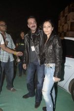 Sanjay Dutt, Manyata Dutt at Guns N Roses concert in Mumbai on 9th Dec 2012 (25).JPG